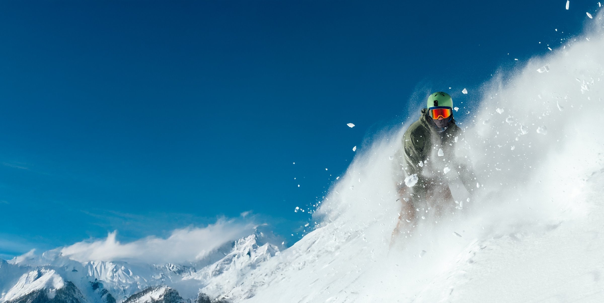 Freerider im Tiefschnee — zurück in Bewegung dank sportorthopädischer Kniebehandlung bei Athlon Orthopedics Basel